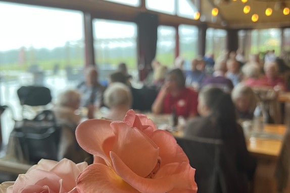 Deltagarna äter en god lunch på utflykten