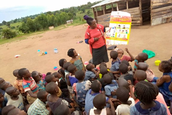 Röda Korset volontär utbildar barn om ebola