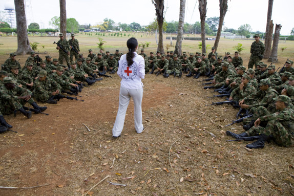 En volontär utbildar soldater om krigets lagar i Colombia.