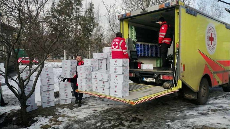 Här kör vi fram nödhjälp i Donetskregionen.