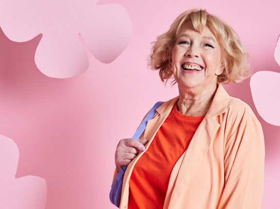 En äldre person läser på sin platta.