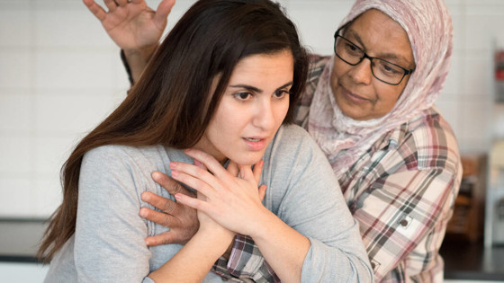 Kvinna ger annan kvinna första hjälpen