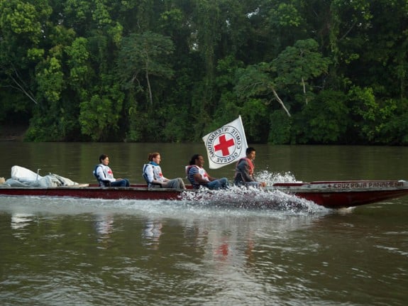Liten båt med Röda Korsets flagga
