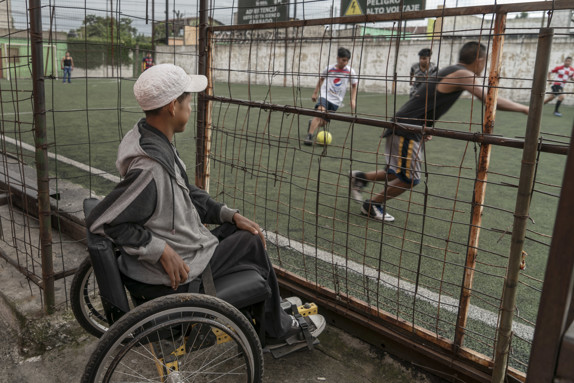 Pojken Wagner i rullstol vid fotbollsplan.
