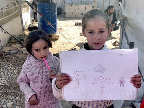 Barn visar upp teckning i Al-Hol lägret