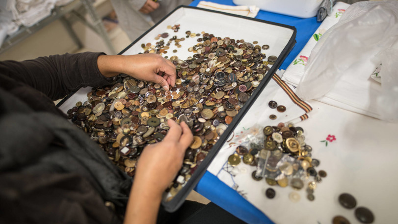 volontär-letar-knappar-i-en-låda