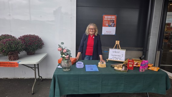 Röda Korset säljer lotter till förmån för Världens barn på Kärnekulladagen.