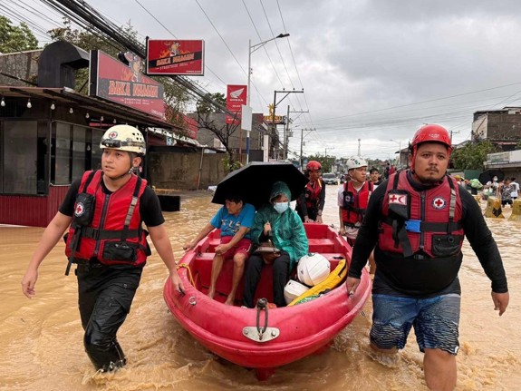 Röda Korsets volontärer hjälper efter storm och tyfon i Filippinerna.