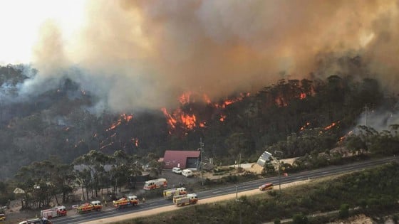 Brinnande och ödelagt Australiensiskt landskap.