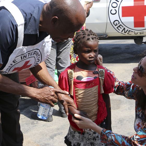 En volontär återförenar en flicka med sin mamma.