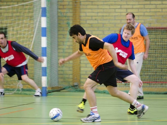 Pojkar spelar fotboll på behandlingscenter i Malmö