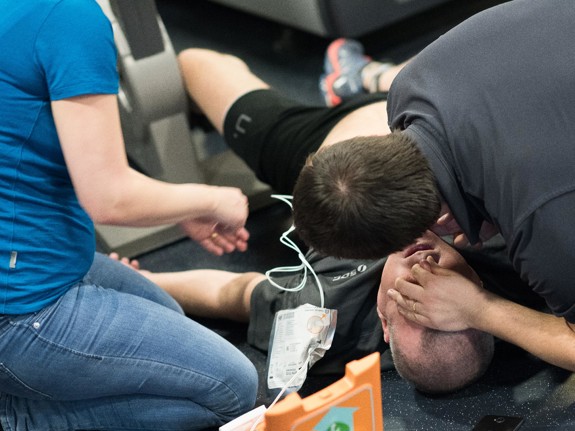 Man får hjärtstopp på gymmet