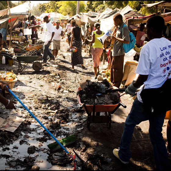 Människor rengör förorenad gata och förhindrar kolera