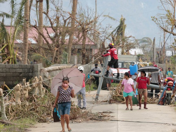 Röda Korsets volontärer hjälper efter tyfon i Filippinerna.