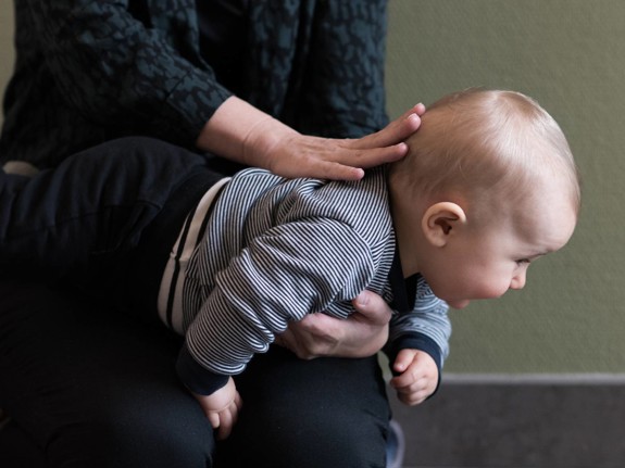 Händer som håller i bebis