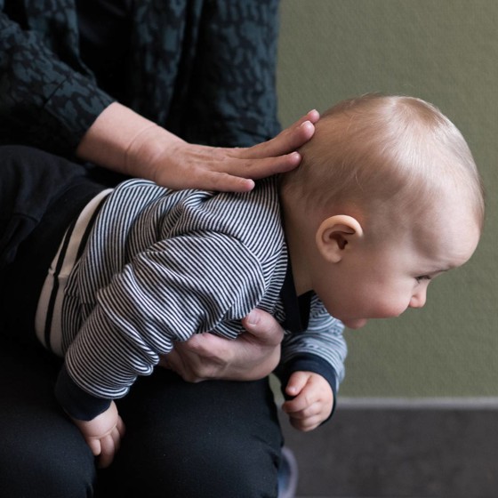 Händer som håller i bebis