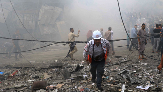 Hjälparbetare efter explosion i Gaza, Palestina.