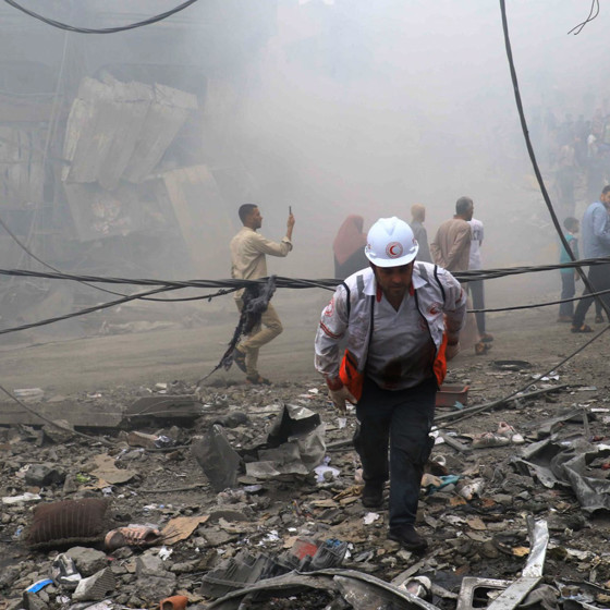 Hjälparbetare efter explosion i Gaza, Palestina.