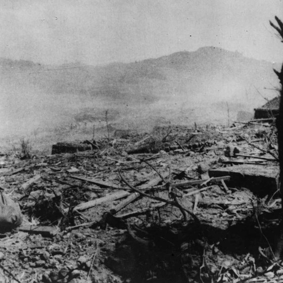 Förstört landskap efter atombomb i Japan.