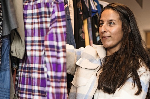 Camilla-Abrahamsson-tittar-kläder-i-second-hand-butiken