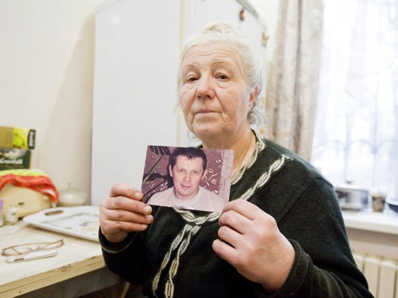 Kvinna med foto på saknad anhörig