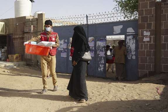 Utdelning av nödhjälp i Jemen under coronapandemin