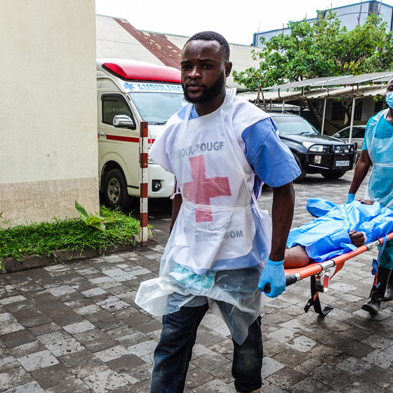 Kvinna vid matutdelning i Kongo-Kinshasa.
