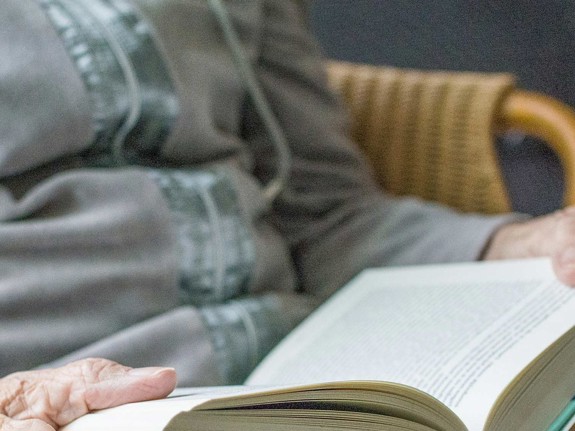 Händer som håller i bok