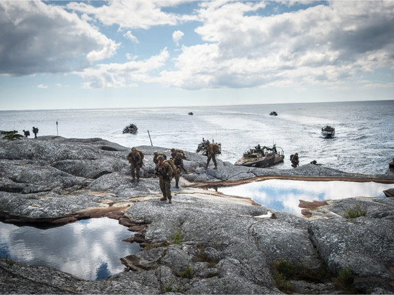 Soldater och militärbåtar i skärgården