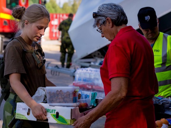 Frivilliga hjälper till vid skogsbrand