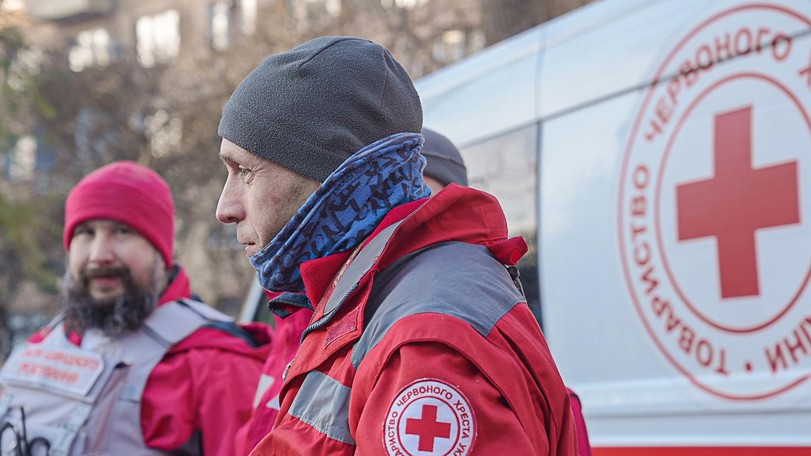 Hjälparbetare står vid ambulans