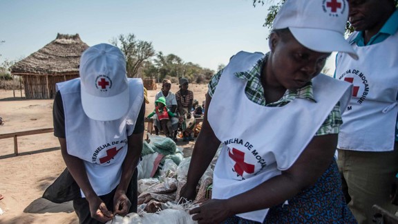 Kvinnor delar ut mat efter torka i Mozambique