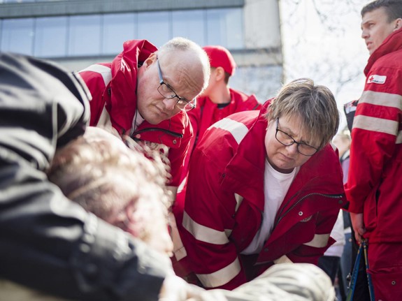 Man och kvinna i Röda Korset-jackor