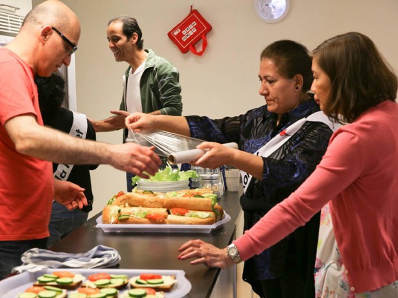 Smörgåsar på Rödakorsets hus i Skärhollmen