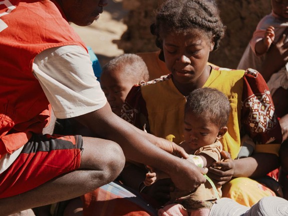 Barn undersöks av Röda Korset i Madagaskar.