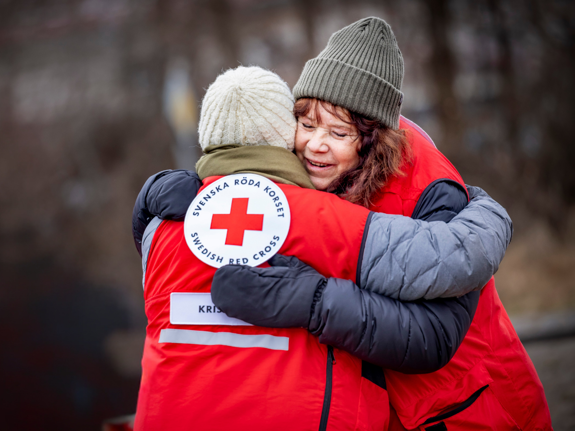 Två krisstödjare som kramas