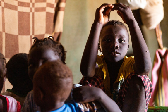 Pojke drabbad av hungern i Sudan