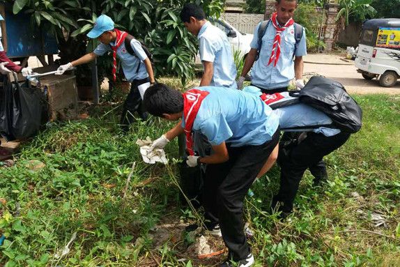 Unga volontärer bekämpar spridning av denguemyggor