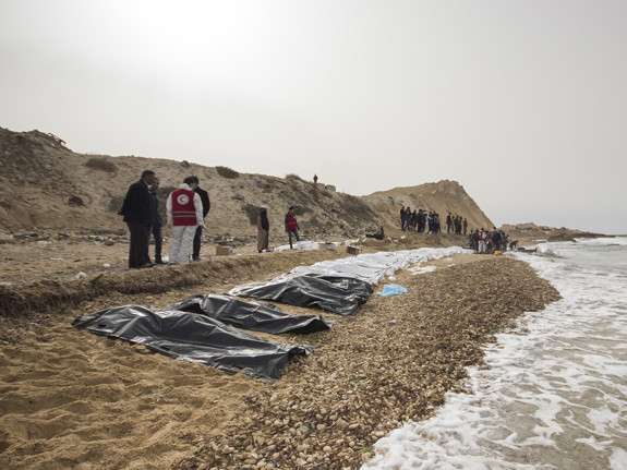 Hjälparbetare på katastrofdrabbad strand