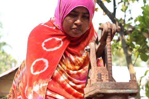 Chalima pumpar vatten vid vattenpump