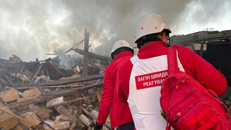 Röda Korsets volontärer hjälper efter beskjutning i Ukraina.
