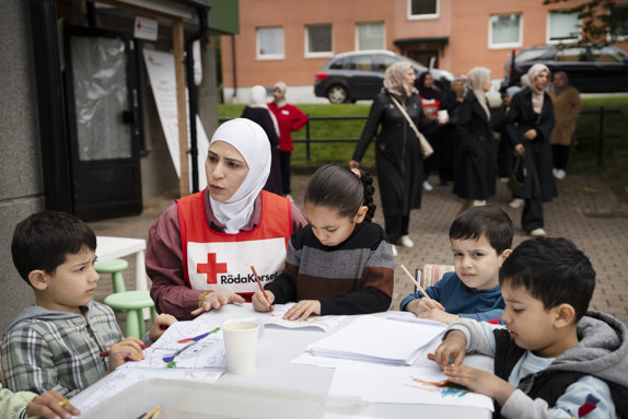 Abdullah, Sundus Darwish med dottern Taim, Walid och Ahmed ritar tillsammans i väntan på kycklingkorven.