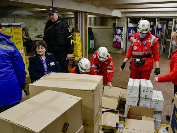 Röda Korset volontärer packar upp lådor.