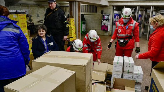 Röda Korset volontärer packar upp lådor.