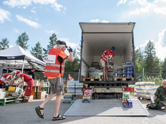 Röda Korset på plats vid skogsbrand.