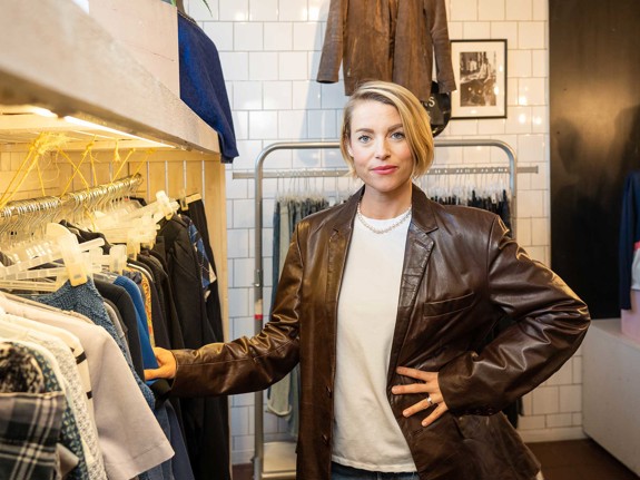 Sara Wimmercranz i Röda korset second hand-butik