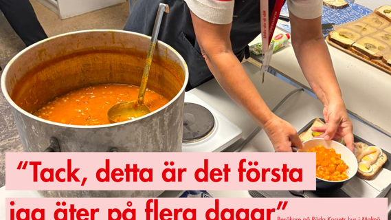 bild med stor gryta och en person som serverar mat till en annan, i förgrunden syns ett citat "tack detta är det första jag äter på flera dagar" som är sagt av en besökare på Röda Korsets hus.