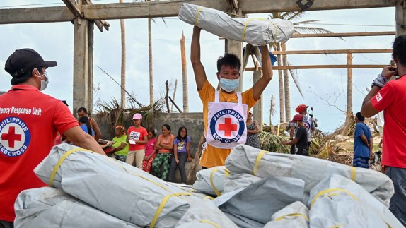 Nödhjälp i Filippinerna efter storm