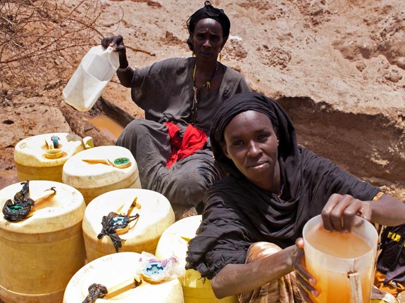 Kvinnor hämtar vatten i Kenya.
