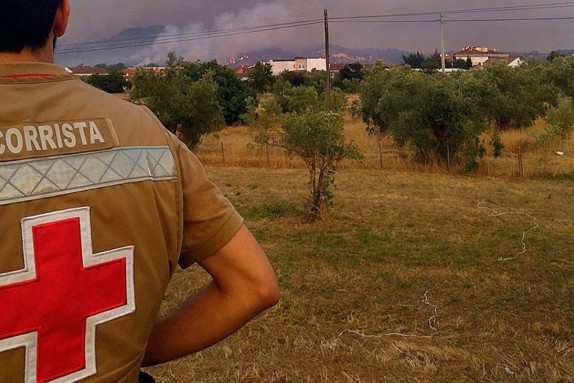Röda Kors-volontär övervakar brand i Portugal.